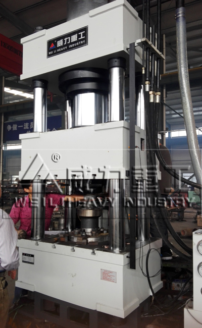 315噸快速三梁四柱液壓機(jī)車(chē)間