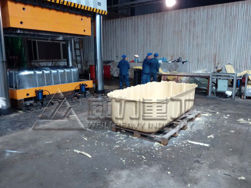2500噸玻璃鋼化糞池成型液壓機(jī)使用現(xiàn)場(chǎng)