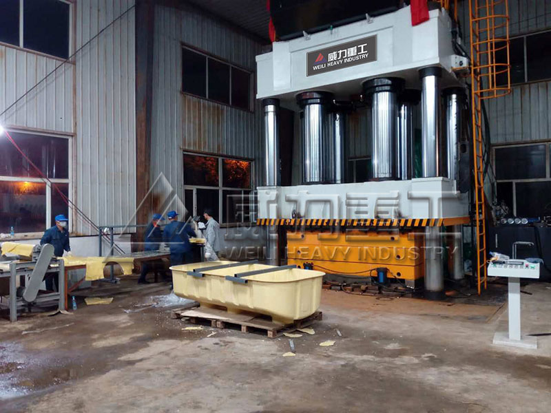 客戶使用玻璃鋼化糞池液壓機現場