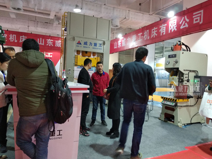 客戶咨詢液壓機(jī)廠家參展機(jī)器