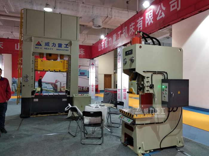 液壓機(jī)廠家參展機(jī)器