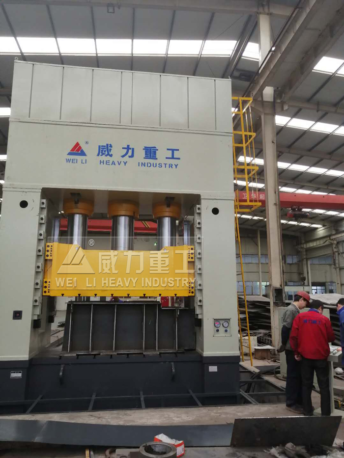 1250噸框架式液壓機加工汽車沖壓件