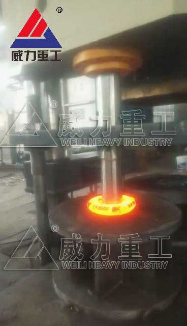 1000噸四柱熱鐓機(jī)的加工現(xiàn)場