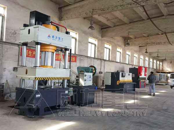 客戶定做的不銹鋼水箱板沖壓成型加工全套設備