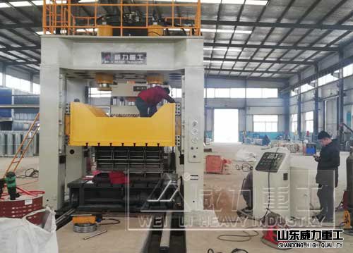 1200噸框架式汽車配件模壓機加工現場