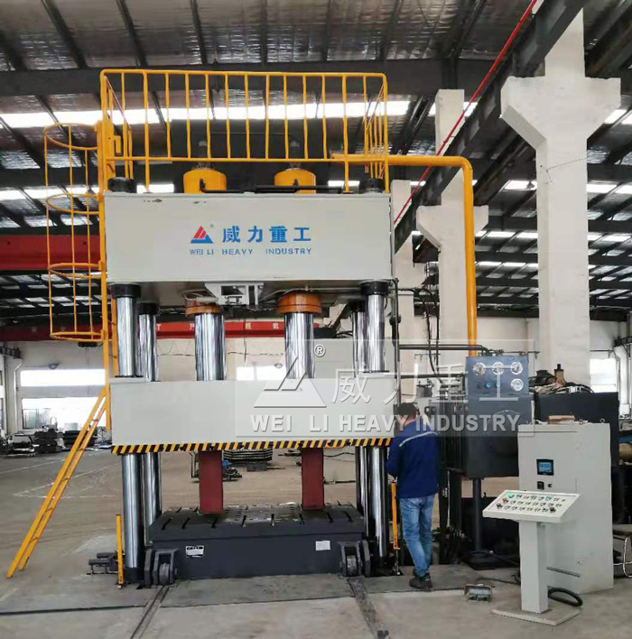 汽車內飾件成型四柱液壓機客戶使用現場