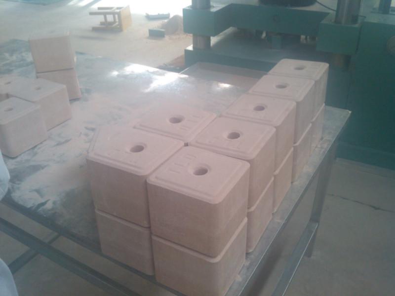 牛羊舔鹽磚液壓機客戶加工使用現場