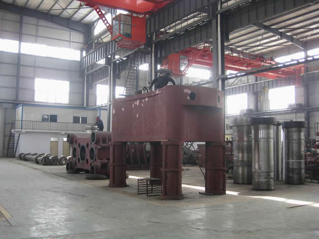 四柱熱段液壓機加工現(xiàn)場