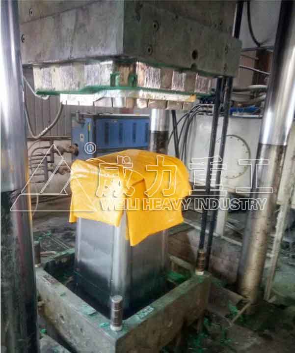 玻璃鋼環衛桶客戶模壓現場