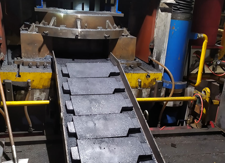 金屬配重塊熱壓成型液壓機加工現場