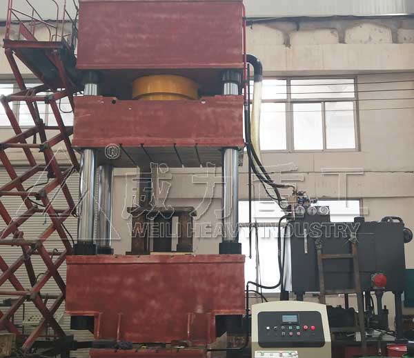 1000噸磚托板成型液壓機的加工生產現(xiàn)場