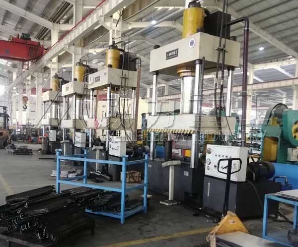 5臺防彈頭盔成型液壓機客戶使用現場