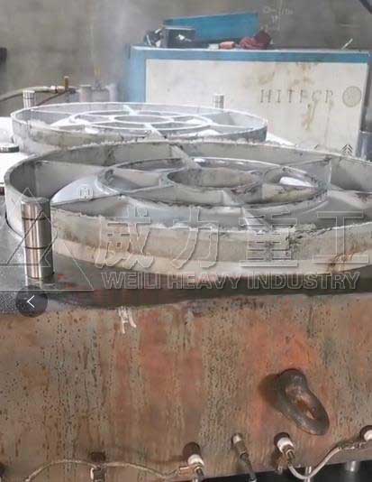 客戶模壓成型圓形仔豬補(bǔ)料槽現(xiàn)場