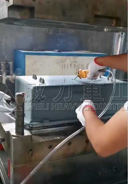 地鐵箱體模壓成型加工現場