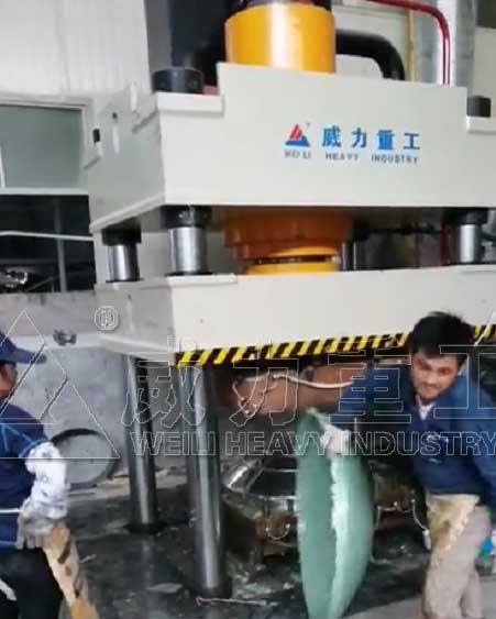 客戶(hù)使用500噸四柱液壓機(jī)模壓玻璃鋼化糞池封頭現(xiàn)場(chǎng)