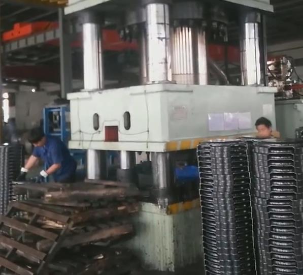 2000噸四柱液壓機壓制汽車輪輻現場