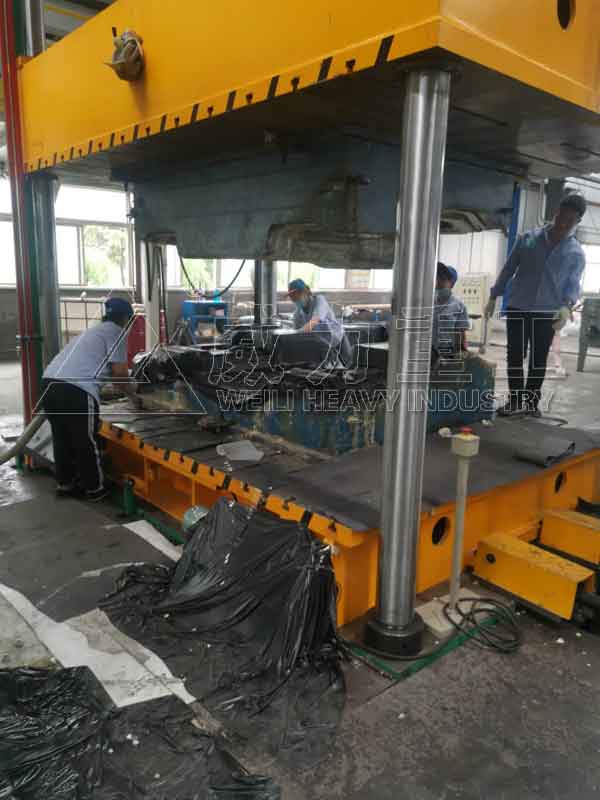 汽車內飾腳墊模壓加工現場