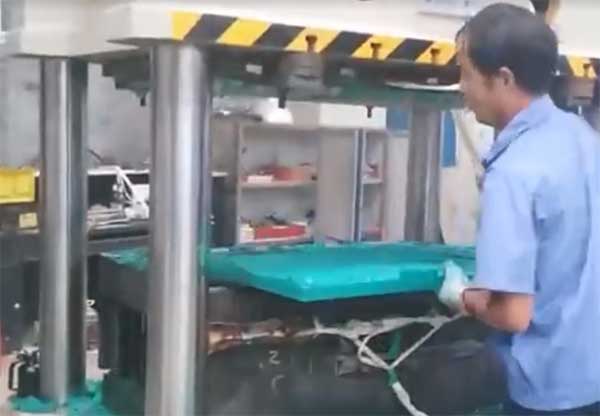 客戶熱壓復合漏糞板現場