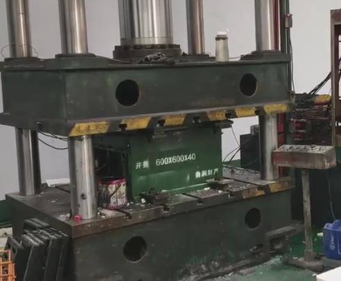 315噸樹脂井蓋成型液壓機(jī)模壓加工現(xiàn)場