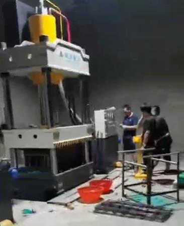 復合漏糞板液壓機客戶使用現場