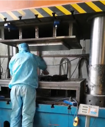 1000噸SMC成型pp板模壓液壓機(jī)使用現(xiàn)場(chǎng)