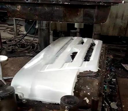 2000噸四柱液壓機(jī)模壓汽車保險(xiǎn)杠