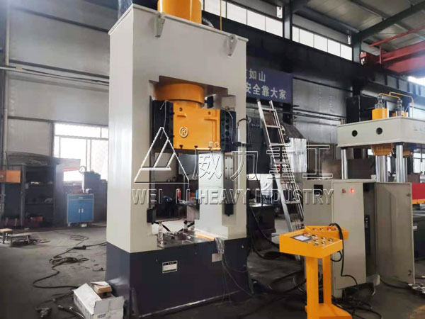 200噸龍門(mén)液壓機(jī)