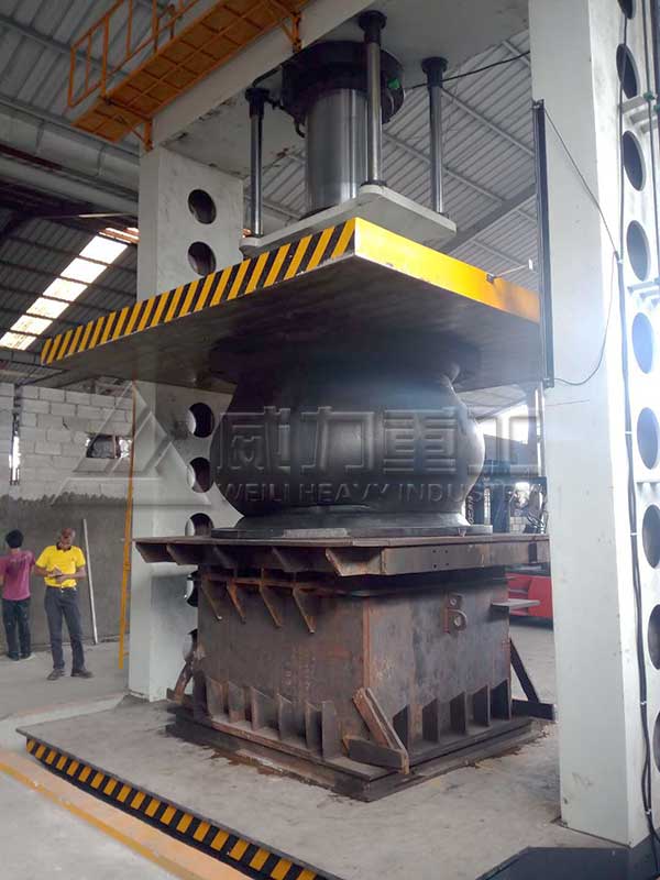 1000噸龍門液壓機使用現場