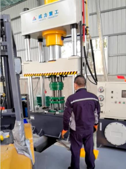 315噸四柱液壓機使用現場