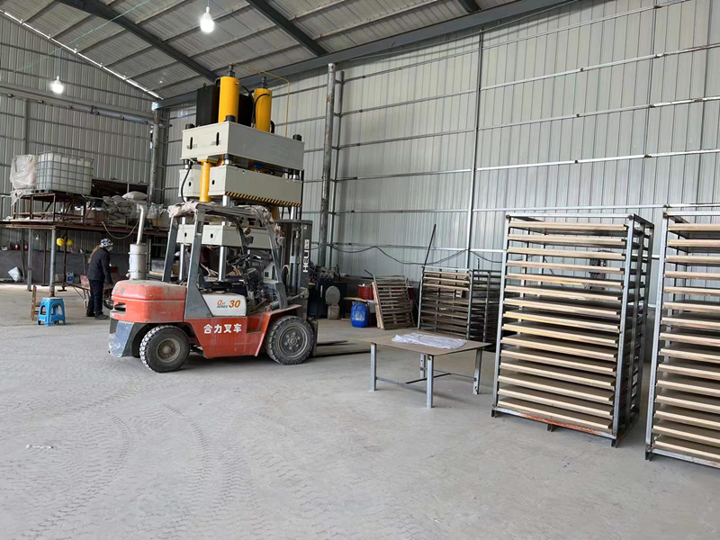 630噸蛭石板液壓機客戶使用現場