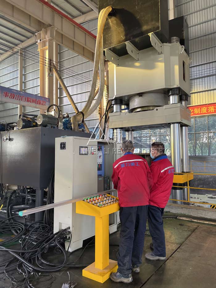 2000噸四梁四柱液壓機(坩堝、粉末、薄板拉伸)廠家調試