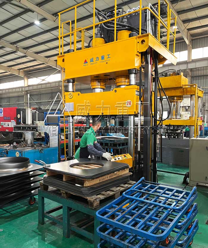 400噸四柱拉伸液壓機使用現場